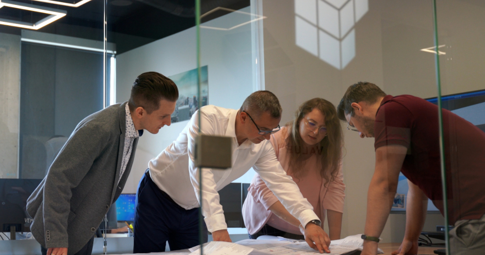 Pracownicy oglądający projekty