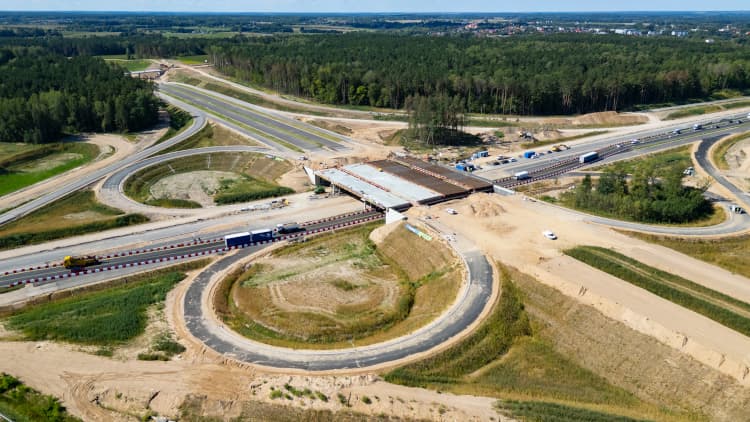 Budowa węzła drogowego — estakada i pętle zjazdowe na etapie prac