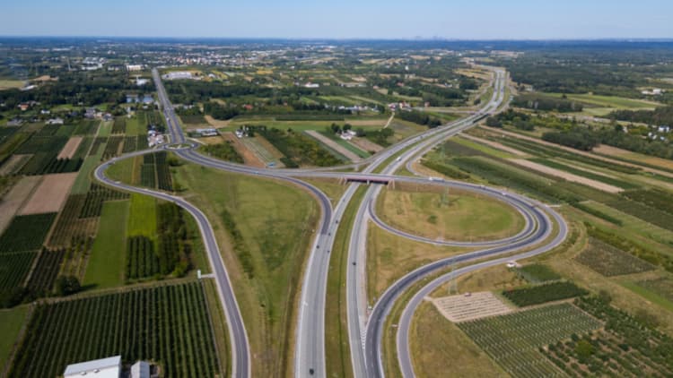 Lotnicze zdjęcie węzła drogowego — łącznice i ronda otoczone polami