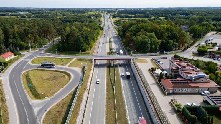 Lotnicze zdjęcie węzła drogowego — łącznice i ronda otoczone polami
