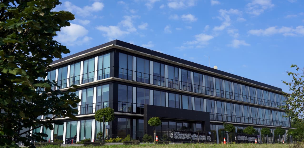 oszklony duży budynek