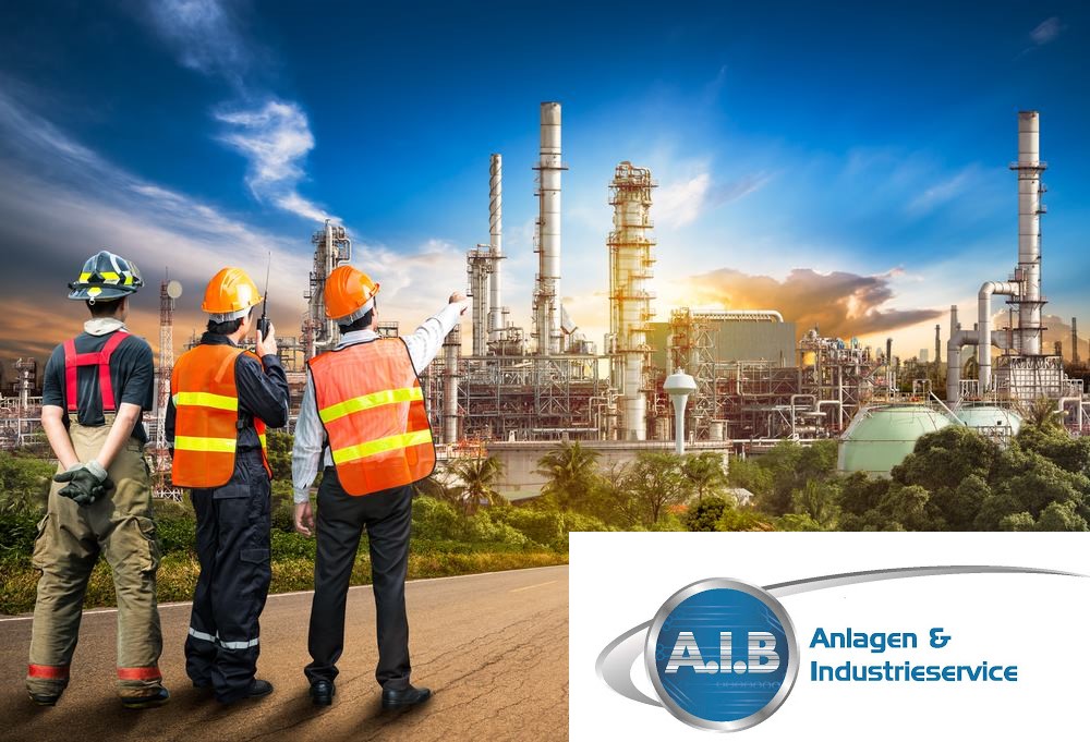 Trzech pracowników przemysłowych, widzianych od tyłu, patrzących na dużą rafinerię ropy naftowej lub zakład chemiczny na tle żywego nieba, z logo firmy na pierwszym planie.