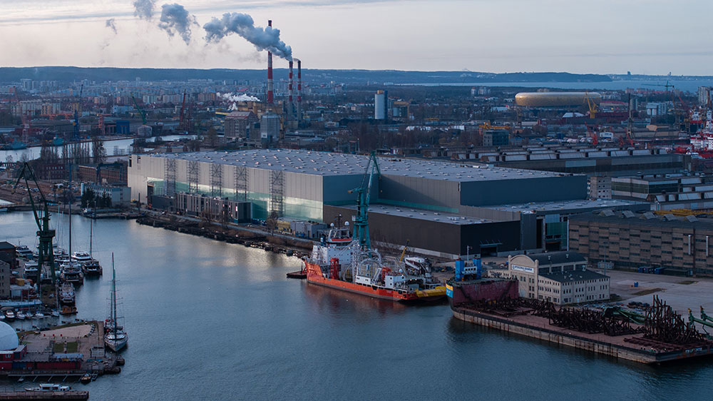 most z miastem w tle